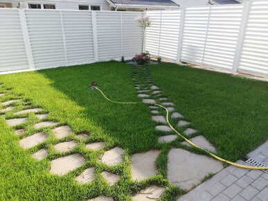 плюсы использования газона в рулоне