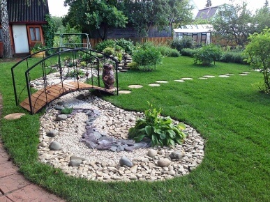 сухой ручей в дизайне ландшафта