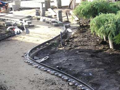 Установка пластикового бордюра