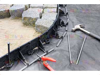 Монтаж пластикового бордюра