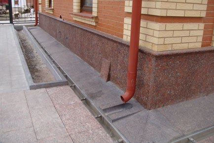 облицовка цоколя гранитом